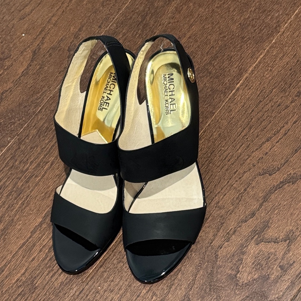 NWT Michael Michael Kors Black and Gold Rochelle Open-Toe Heels Size 8.5 - Picture 2 of 6